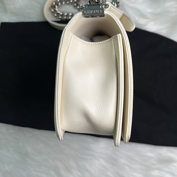 CHANEL WHITE Chevron Flap Bag Yes!!! White!!  Silver Chain - Picture 5 of 13